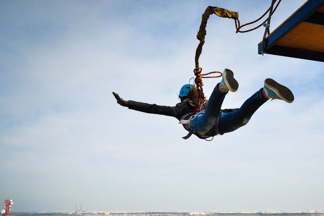 Экстремальный спорт эссе. Прыжок вниз с тарзанки на фоне заката.