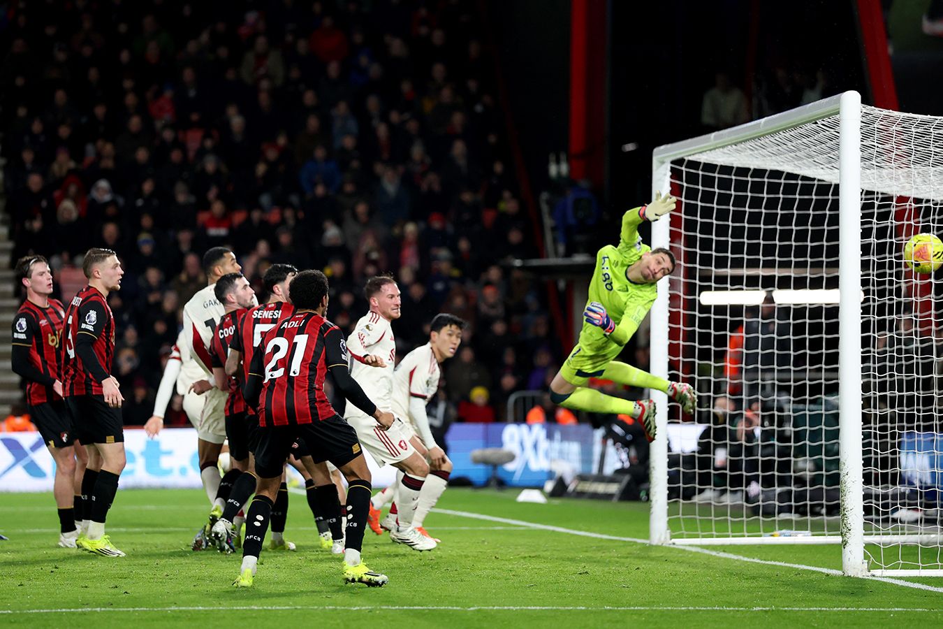 Невилл: Ливерпуль выглядел уязвимым в матче с Борнмутом, они немного размякли