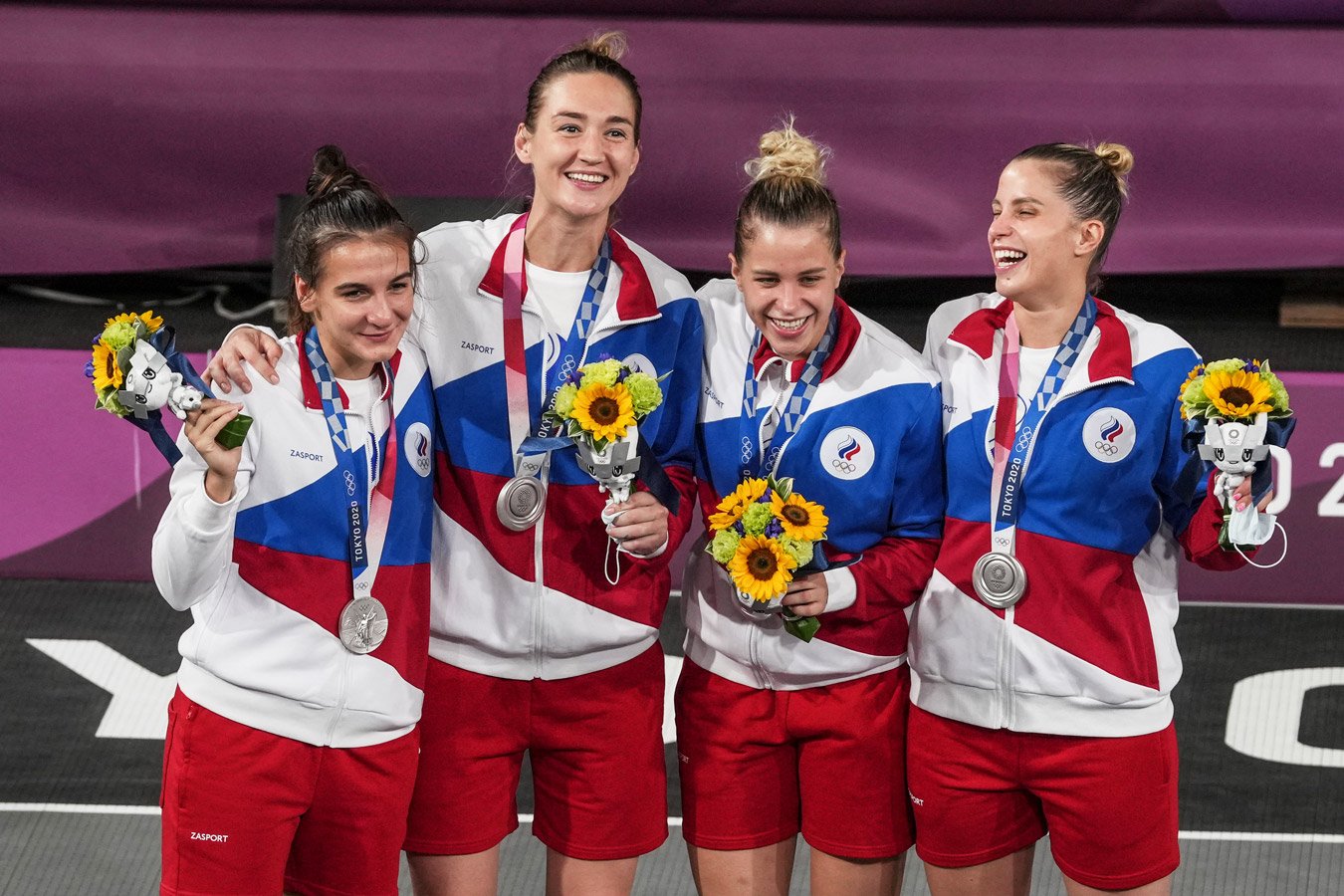 Сборная России по баскету 3x3 радовалась серебру, Карпенков играл в рваной обуви. Фото
