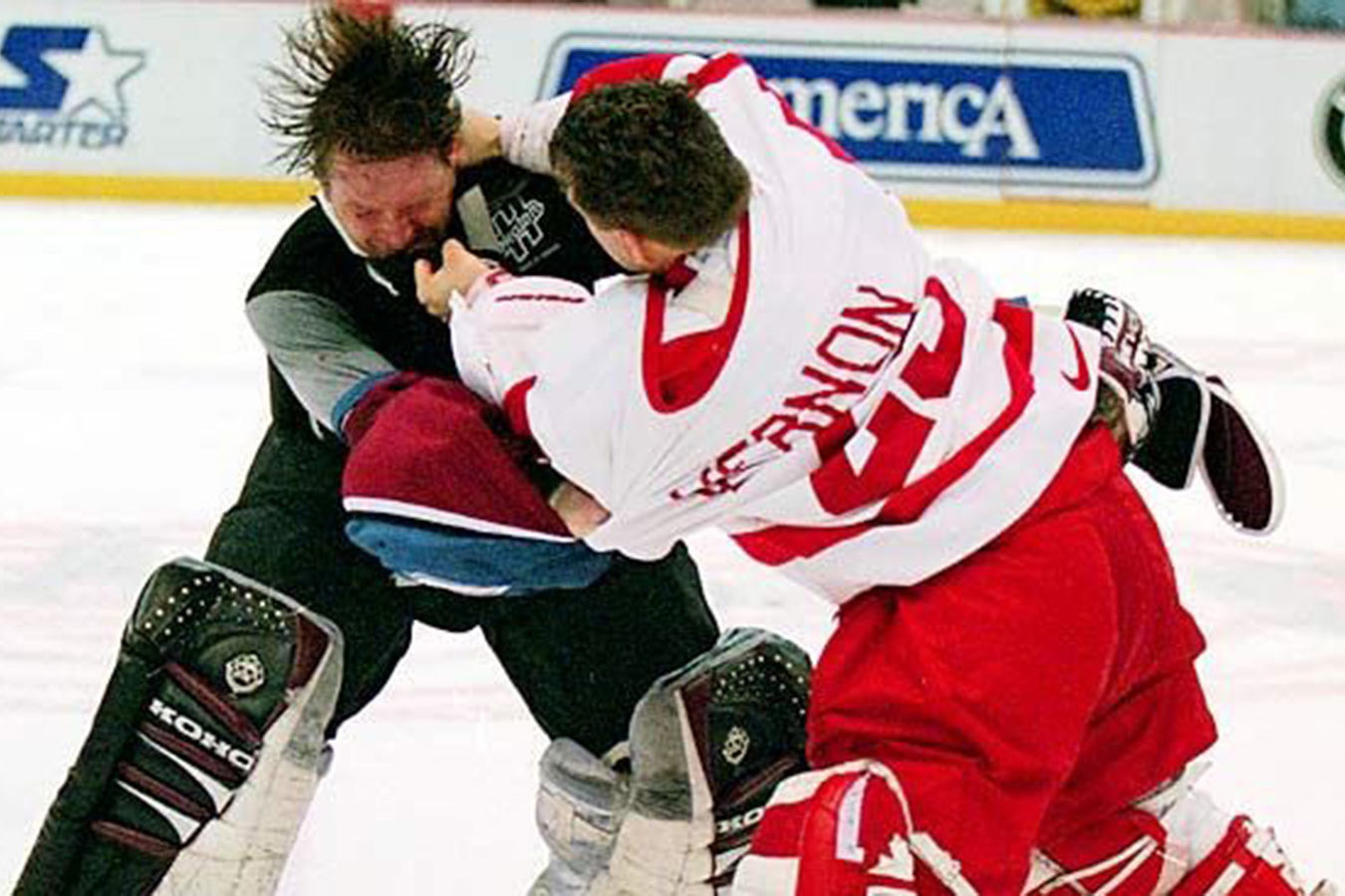 Легендарная драка НХЛ из 90-х. Ларионов сцепился с Форсбергом, а рядом бились вратари