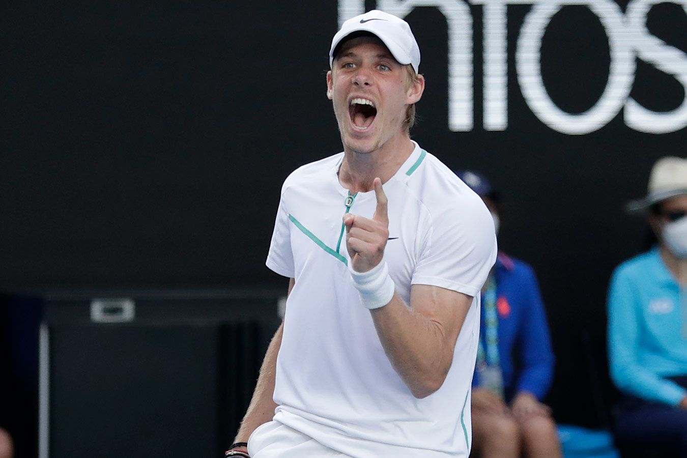 Денис Шаповалов пробился в четвертьфинал турнира ATP-500 в Базеле