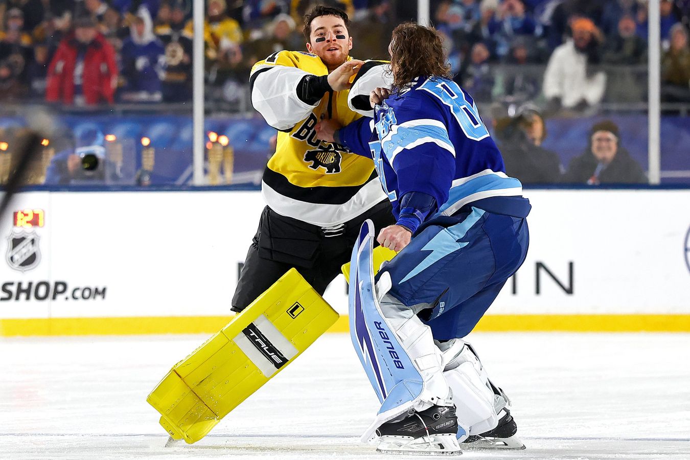 Василевский подрался с голкипером Бостона Свейманом в матче НХЛ