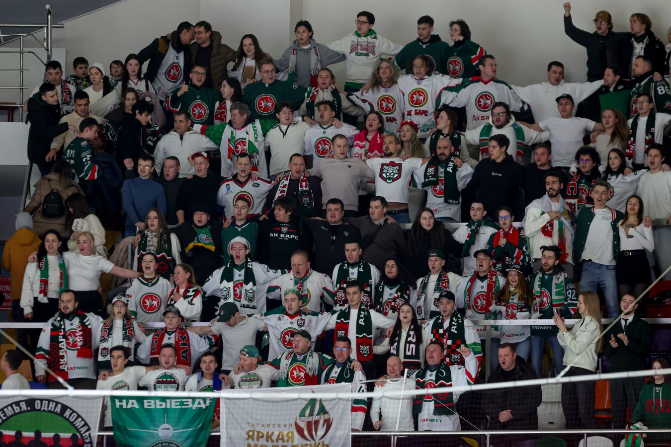 99-летняя болельщица Ак Барса посетила матч с Нефтехимиком в Нижнекамске