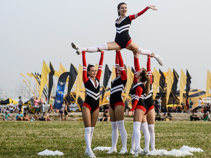 Спортивный народ. Alfa Future people спорт. Выступление чемпионов Казань. Спорт где выступают 2 девушки.