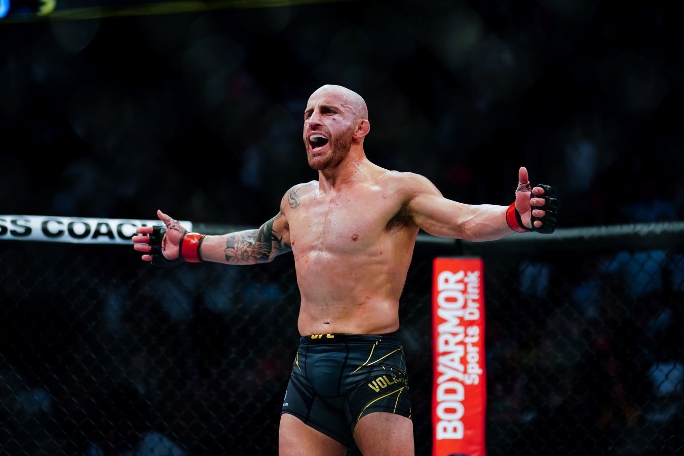 Фото: экс-чемпион UFC Александр Волкановски встретился с боксёром Теофимо Лопесом