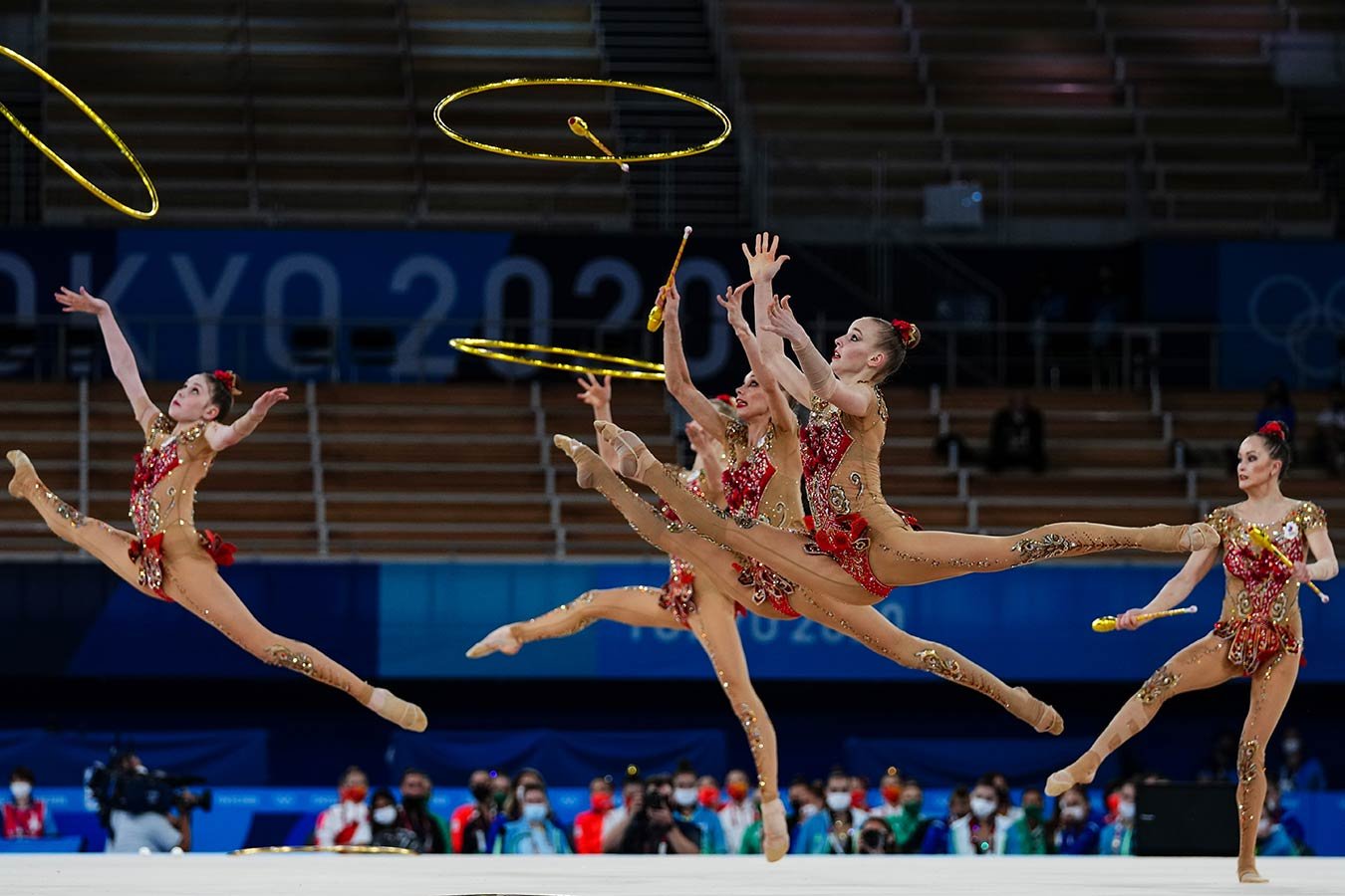 Россия завоевала серебро в групповом многоборье в соревнованиях по  художественной гимнастике на ОИ-2021 - Чемпионат