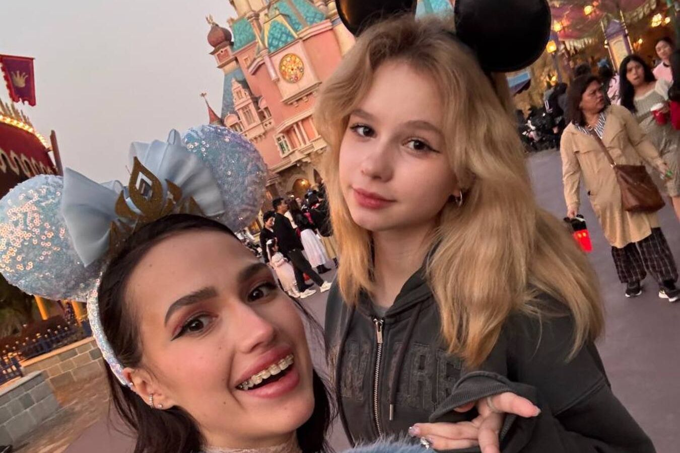 Мы с тобой  это сплошной цирк. Загитова поздравила сестру с совершеннолетием