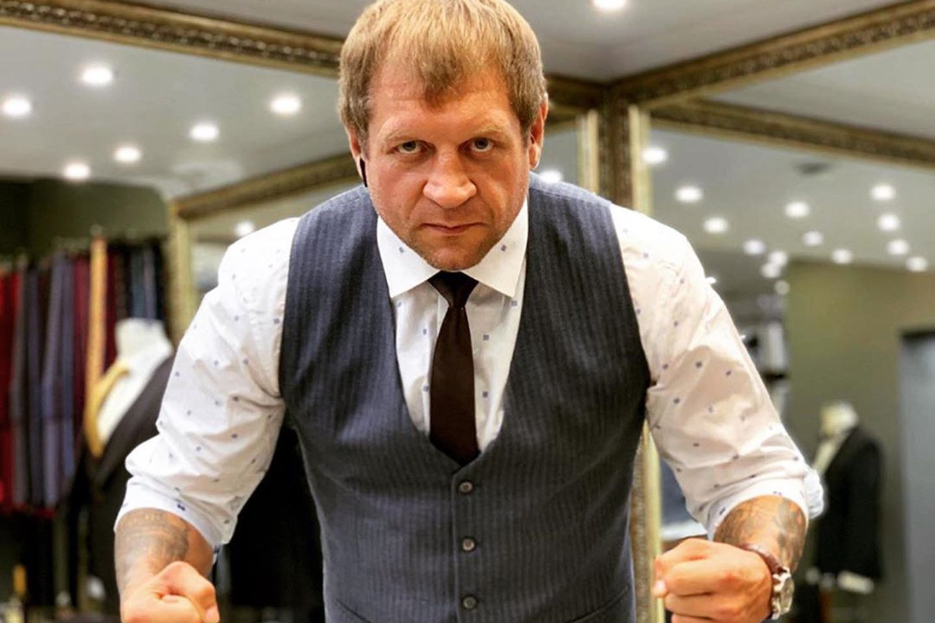 А. Емельяненко показал фото страстного поцелуя с любимой женщиной