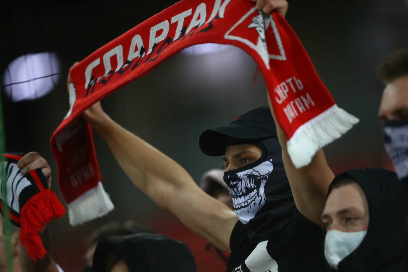 Болельщики «Спартака» освистали игроков «Лестера», которые встали на колено перед игрой ЛЕ
