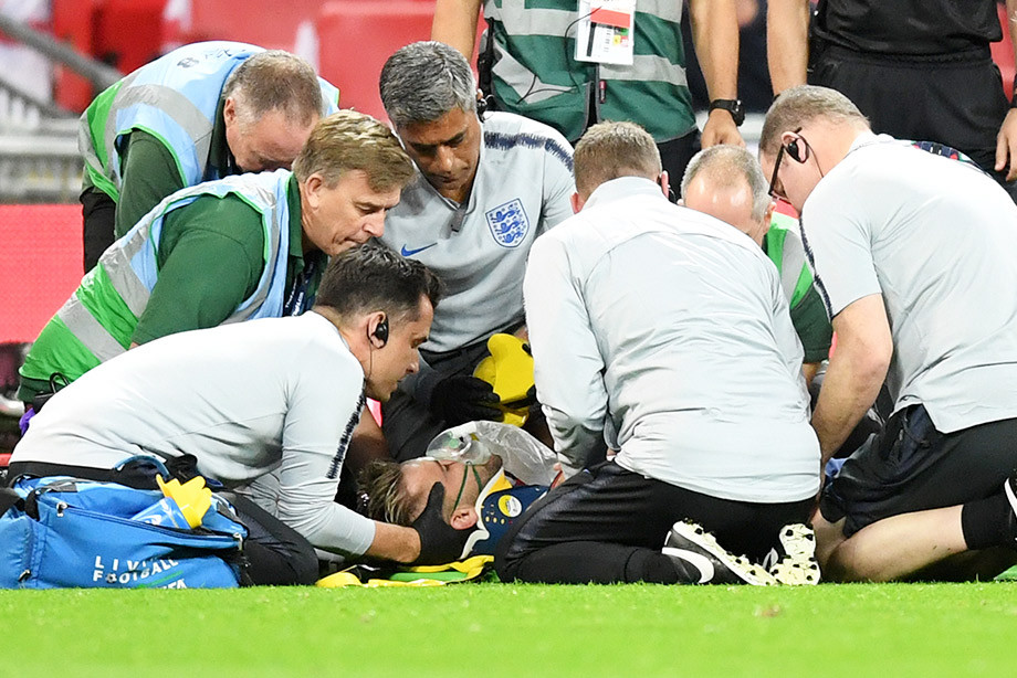 Шок и Шоу. Жуткая травма игрока сборной Англии заставила притихнуть «Уэмбли»