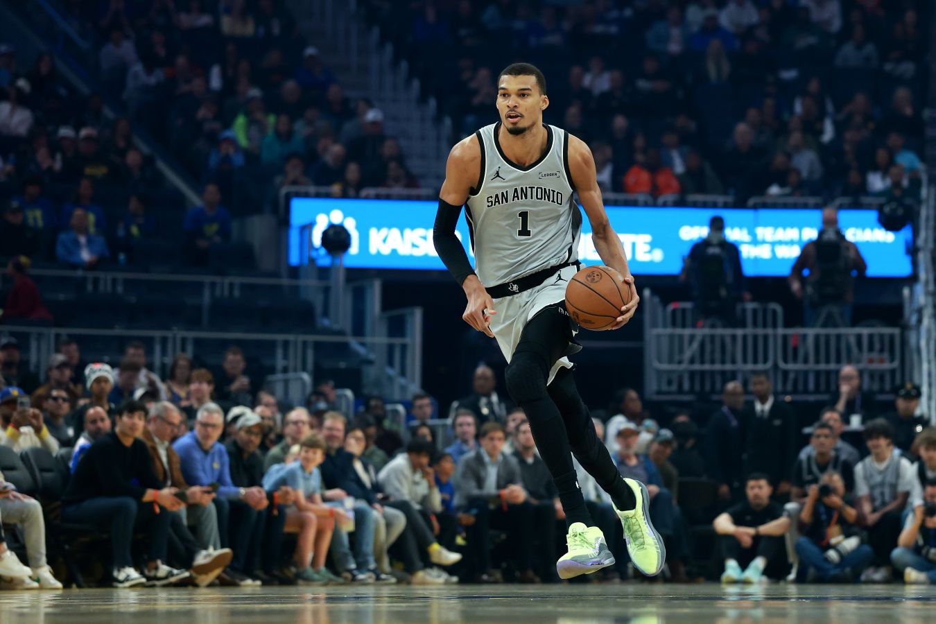Виктор Вембаньяма позирует с обложкой NBA 2K27