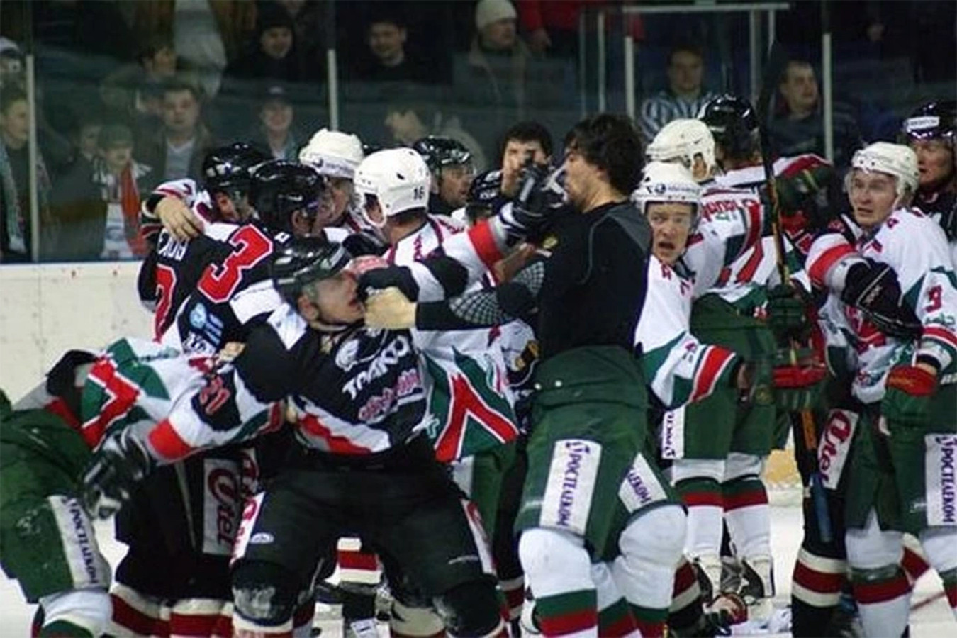 кхл трактор драка. самая известная драка в хоккее с клюшкой. венсан лекавалье в ак барсе. трактор ак барс 3 февраля. огурцов нефтехимик.