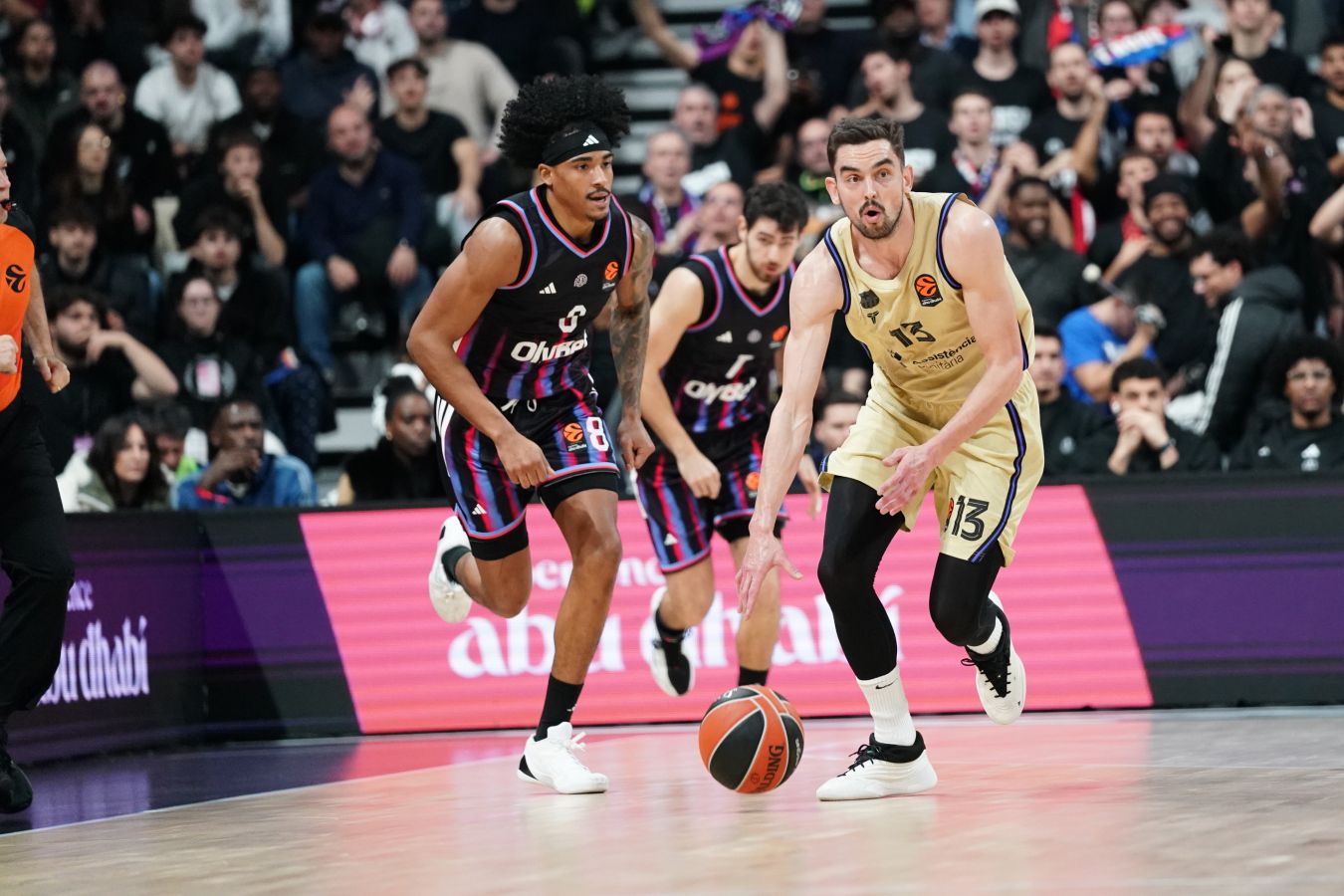 Барселона одержала крупную победу в матче Евролиги с Парижем