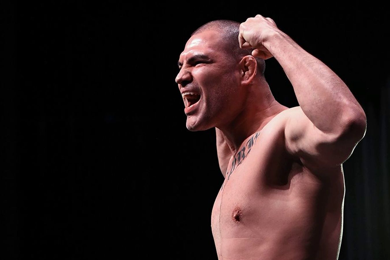 Экс-чемпион UFC Веласкес выиграл бой на своём первом турнире после ареста
