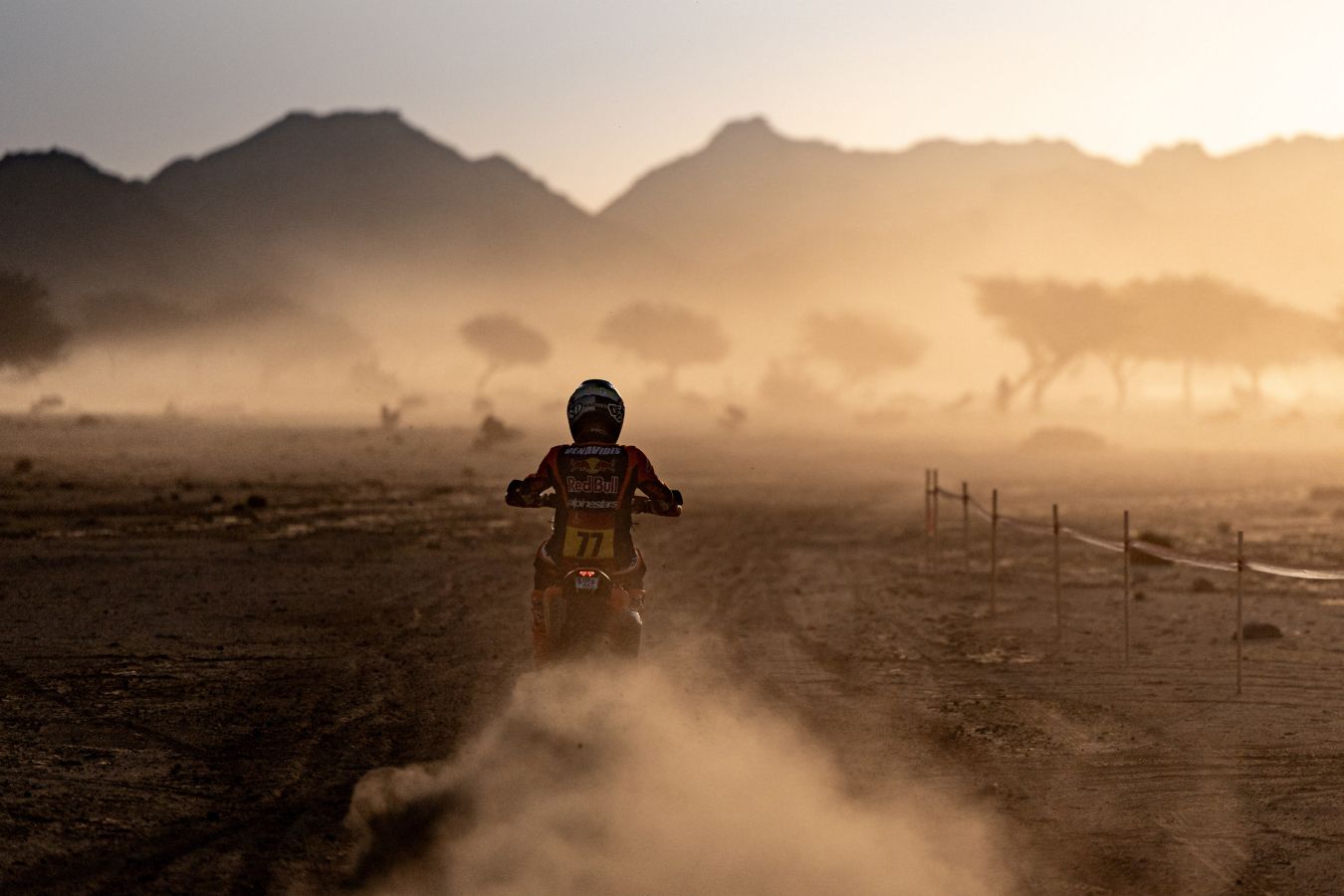 «Дакар» стартовал со штрафа победителю дня. Наказали и россиянина, причём жесточайше