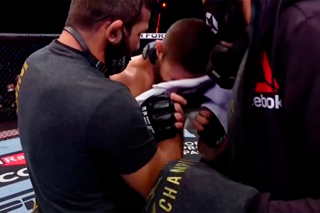 Хабиб заплакал после победы над Гэтжи на турнире UFC 254