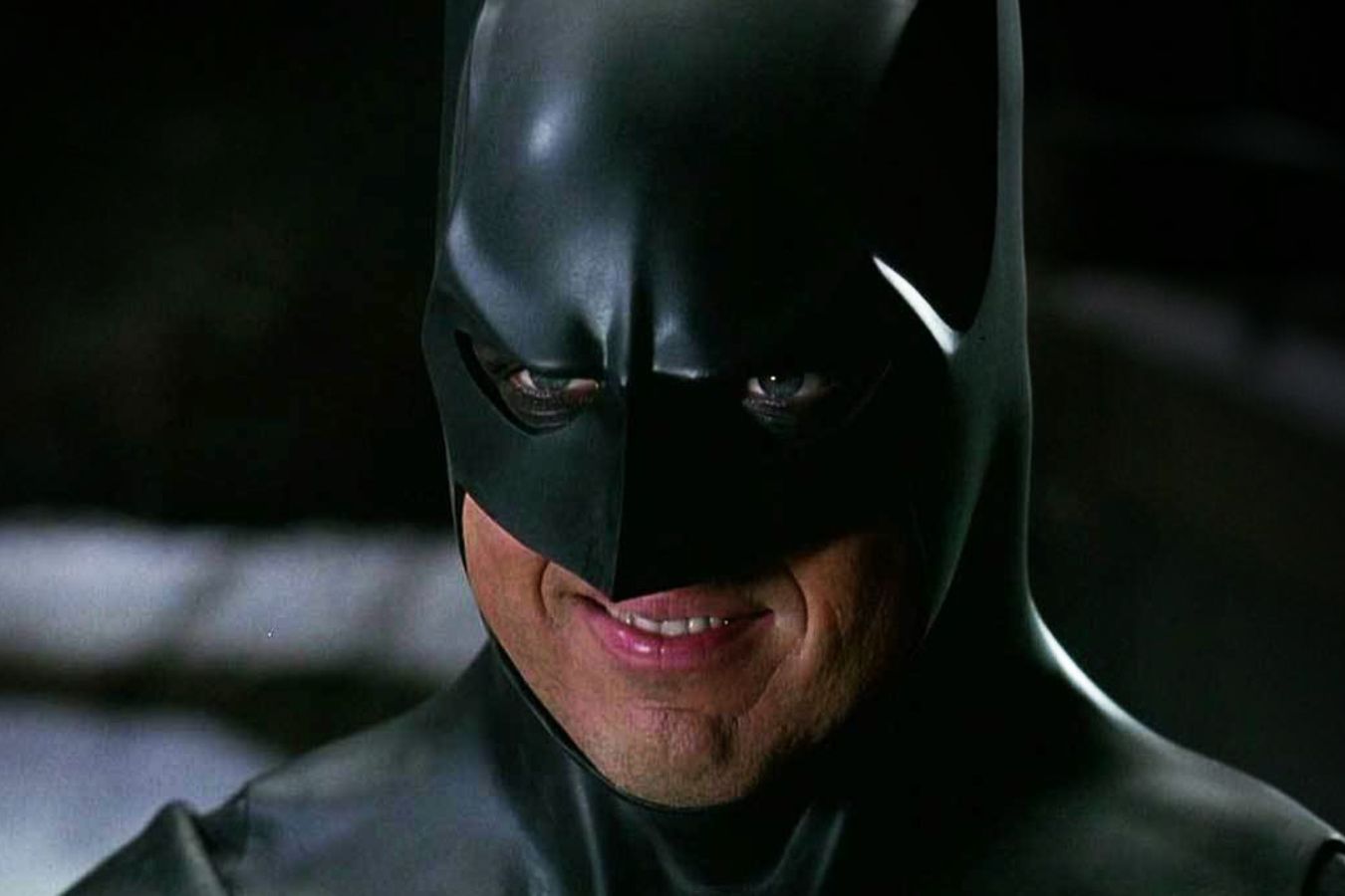 Бэтмен не смотрит кино про супергероев до титров? Да, если это Майкл Китон!