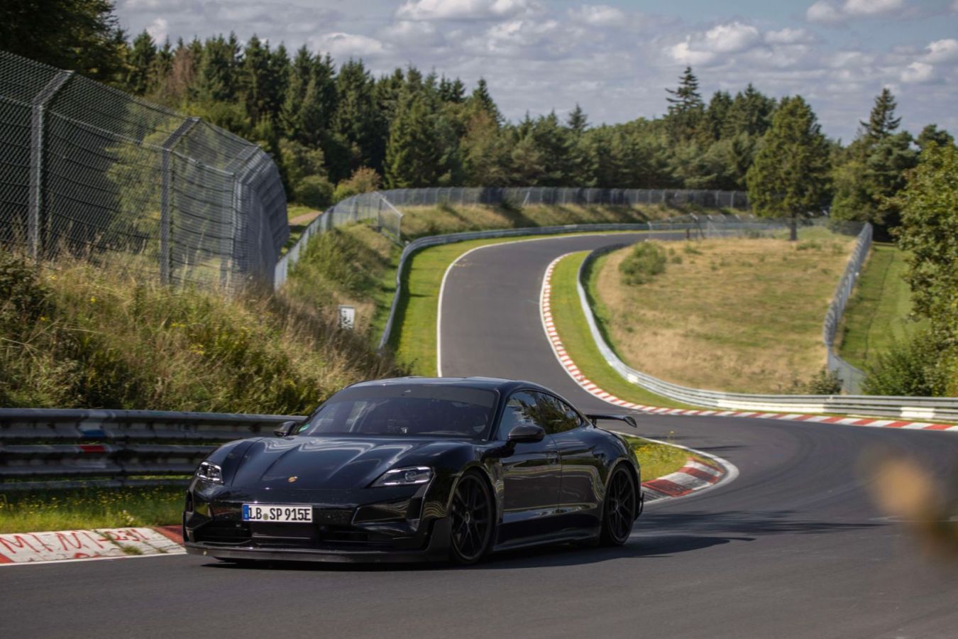 Новый Porsche Taycan уступил лишь две секунды рекорду «Нордшляйфе» от дорогого гиперкара