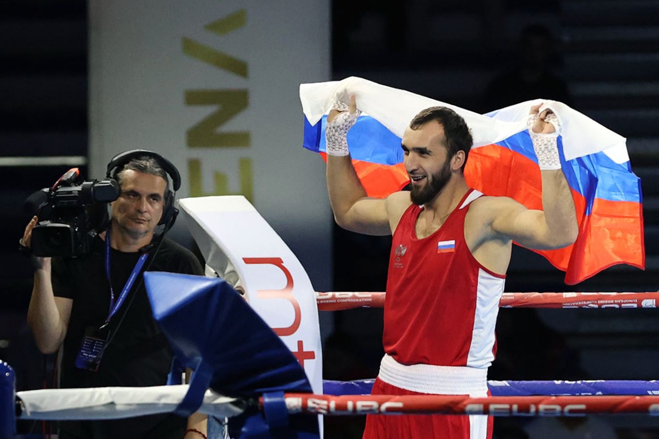 Российский спортсмен с флагом