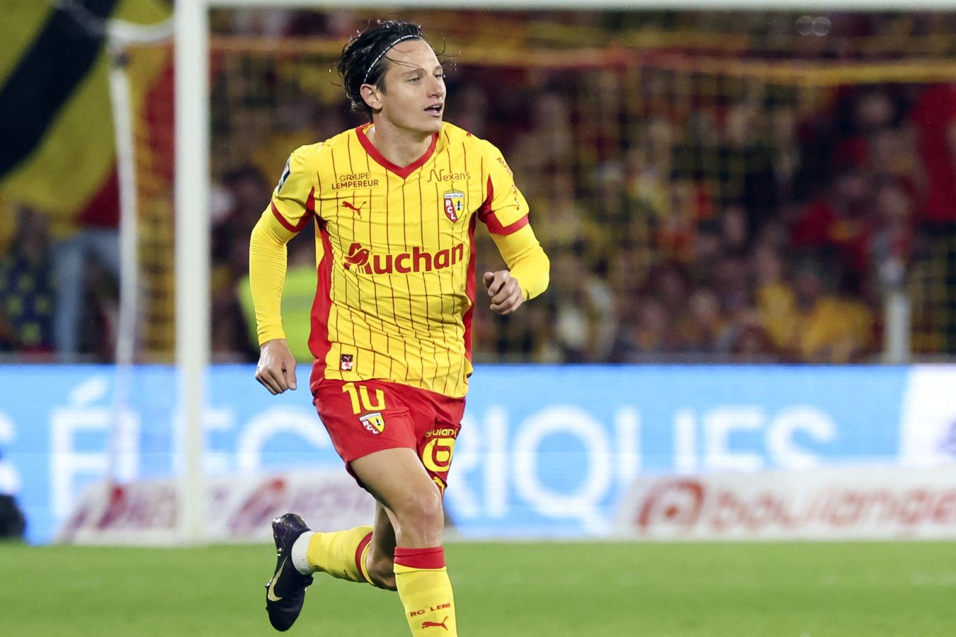 Нападающий Ланса Товен заявил, что чемпионская гонка во Франции завершена