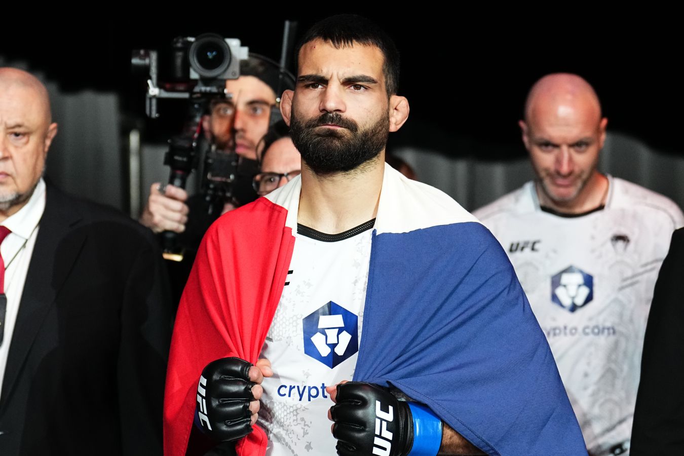 Бенуа Сен-Дени выиграл бой с Дэном Хукером техническим нокаутом на турнире UFC 325