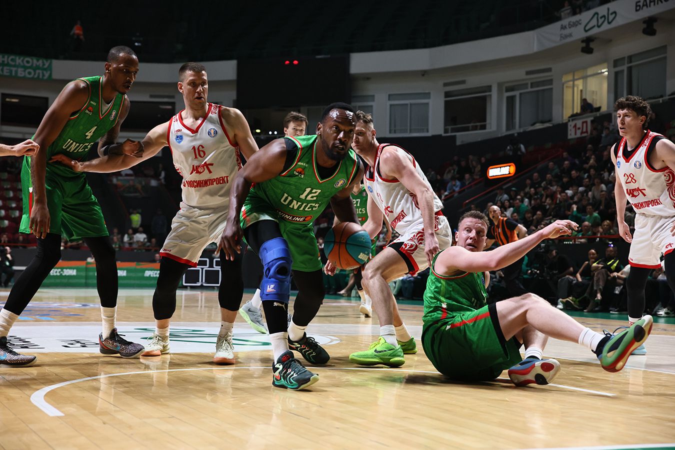 УНИКС мощно начал плей-офф