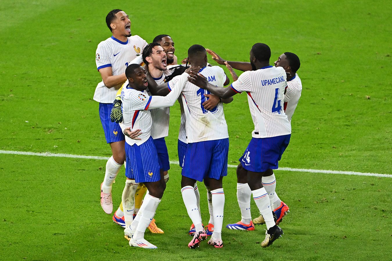 Эмоции игроков сборной Франции после выхода в полуфинал Евро-2024