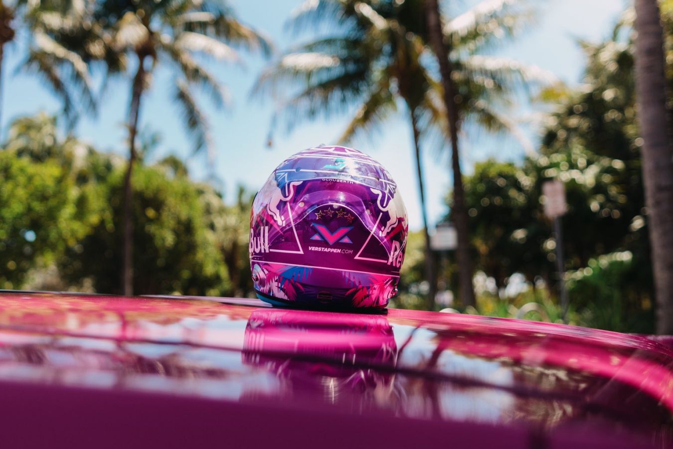 Ферстаппен показал специальный розовый шлем для Гран-при Майами
