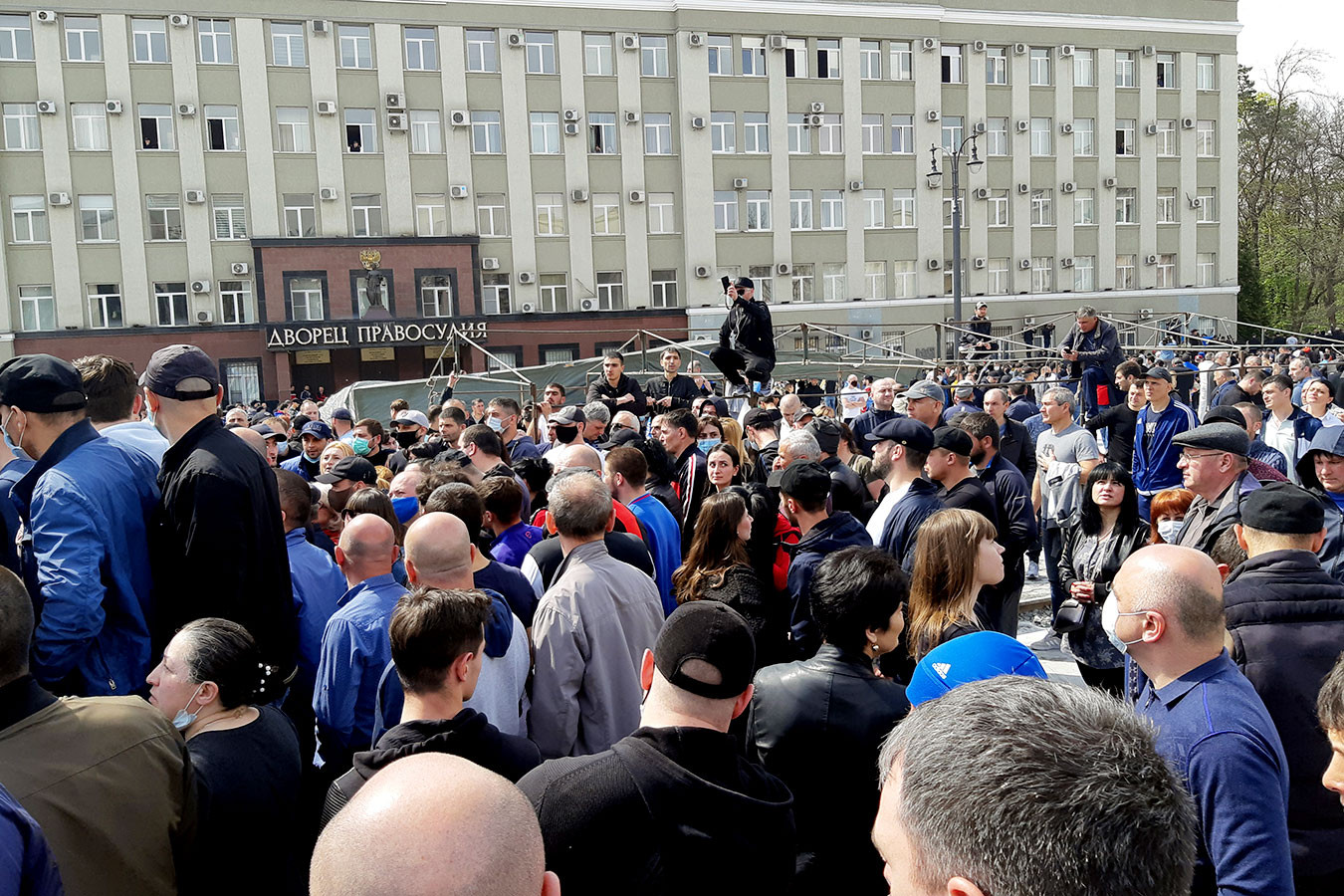 Обращение бывшего борца Артура Таймазова на митинге во Владикавказе не стали слушать