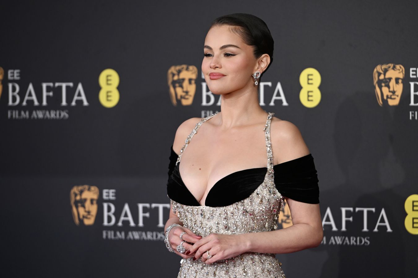 Догги стиліндегі жалаңаш брюнетка бөкселер Нәзік эротикалық секс туралы бейне