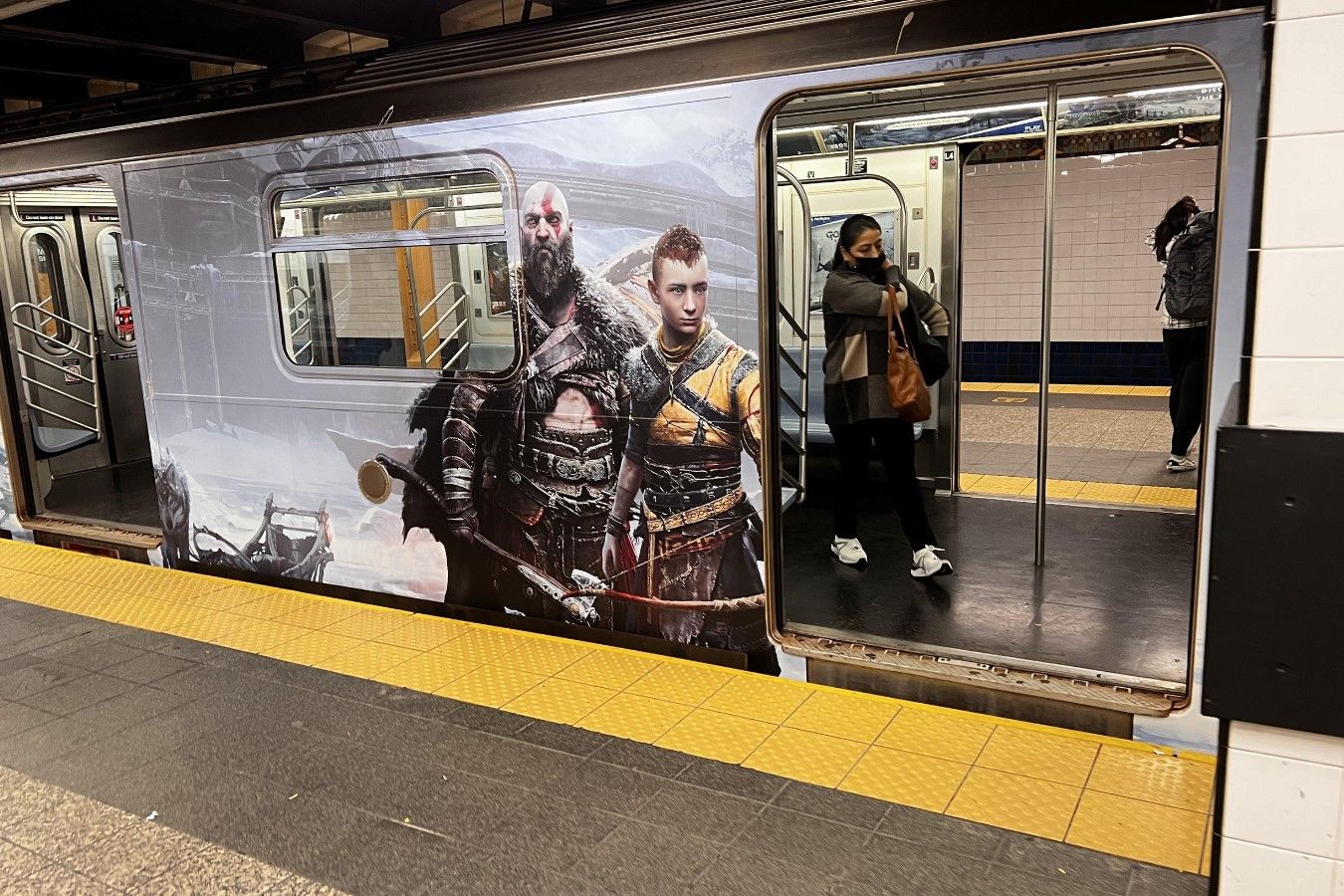 Фото: красочная реклама God of War Ragnarok в метро