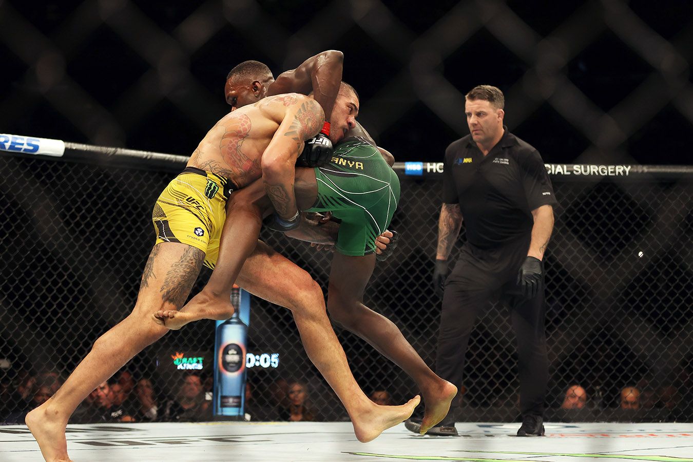 UFC издевается над Адесаньей? Исраэля снова столкнули лицом к лицу с «ночным кошмаром»