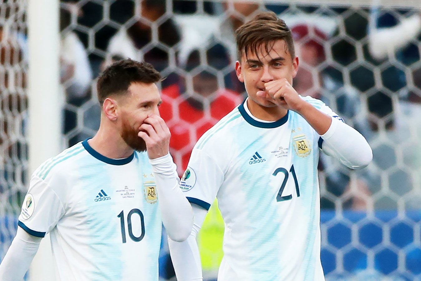 Дибала рассмеялся, увидев Месси в манишке фотографа во время прерванного матча Аргентины