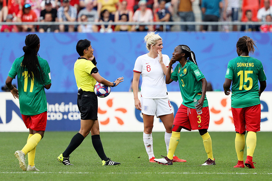 Расизм или сексизм? Камерунские девушки обвинили ФИФА в ненависти