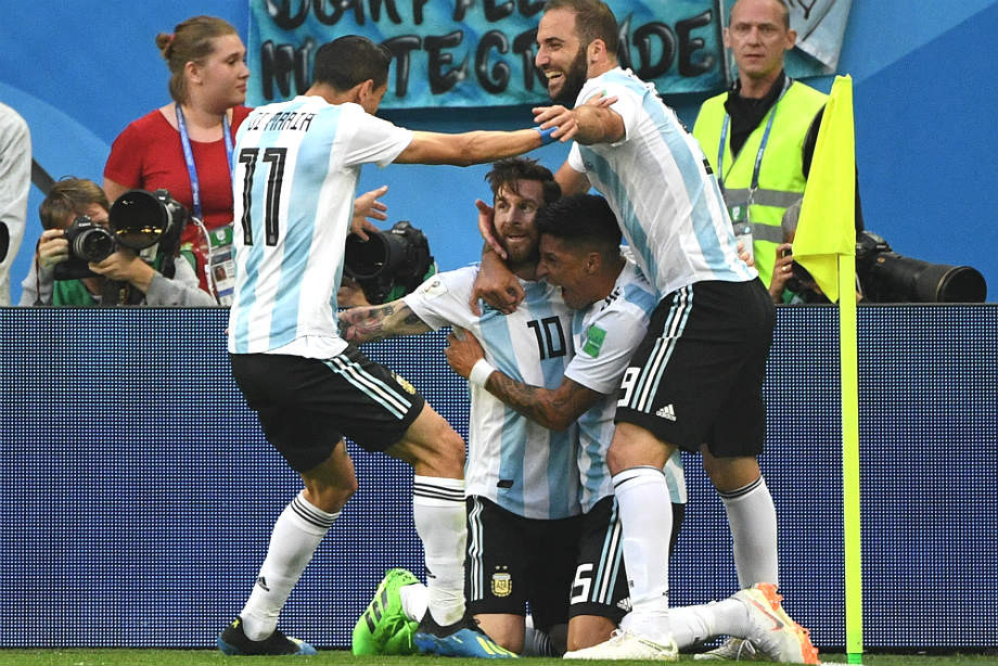 После матча Нигерия — Аргентина подрались журналисты. А Месси целовался