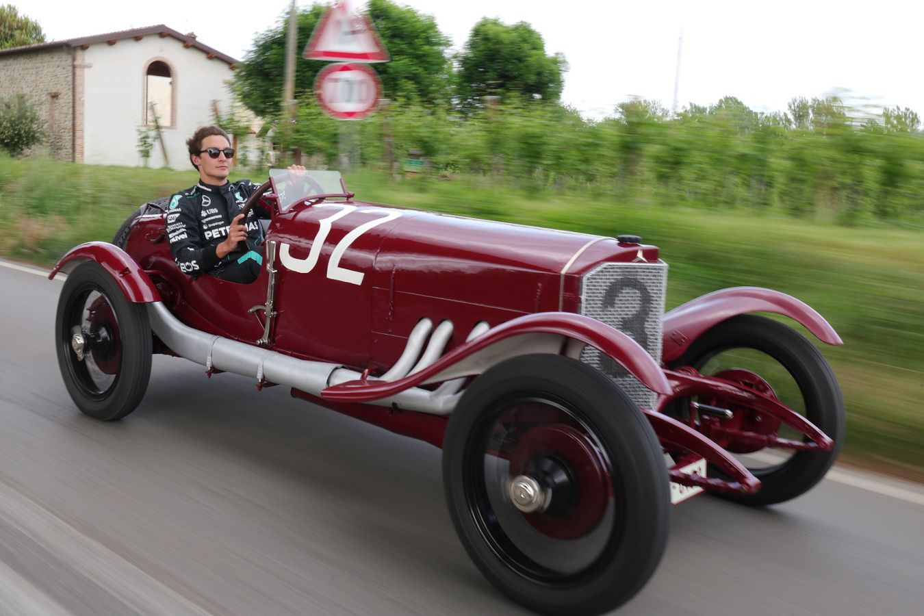 Джордж Расселл прокатился на гоночном Mercedes 1924 года. Его проектировал Фердинанд Порше