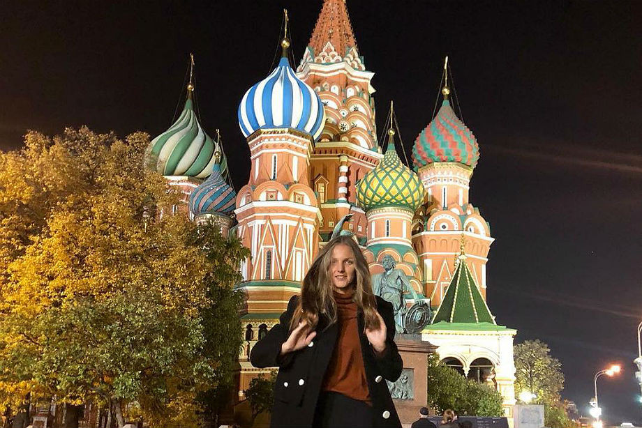 Red square last kiss. Девушка блондинка на красной площади. Изучаем Москву. Фото блондинок на красной площади.