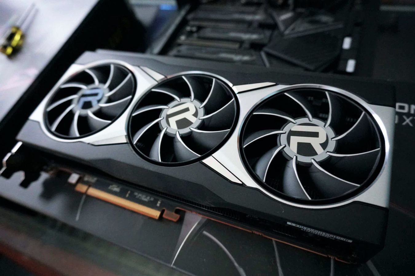 Новые видеокарты AMD массово выходят из строя по загадочной причине