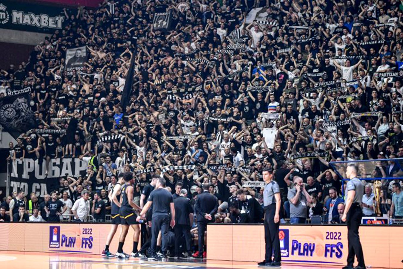 Фанат баскетбола. Zeljko Obradovic Partizan. Партизан Белград Гробари. Партизан фанаты Гробари. Болельщики Партизана баскетбол.