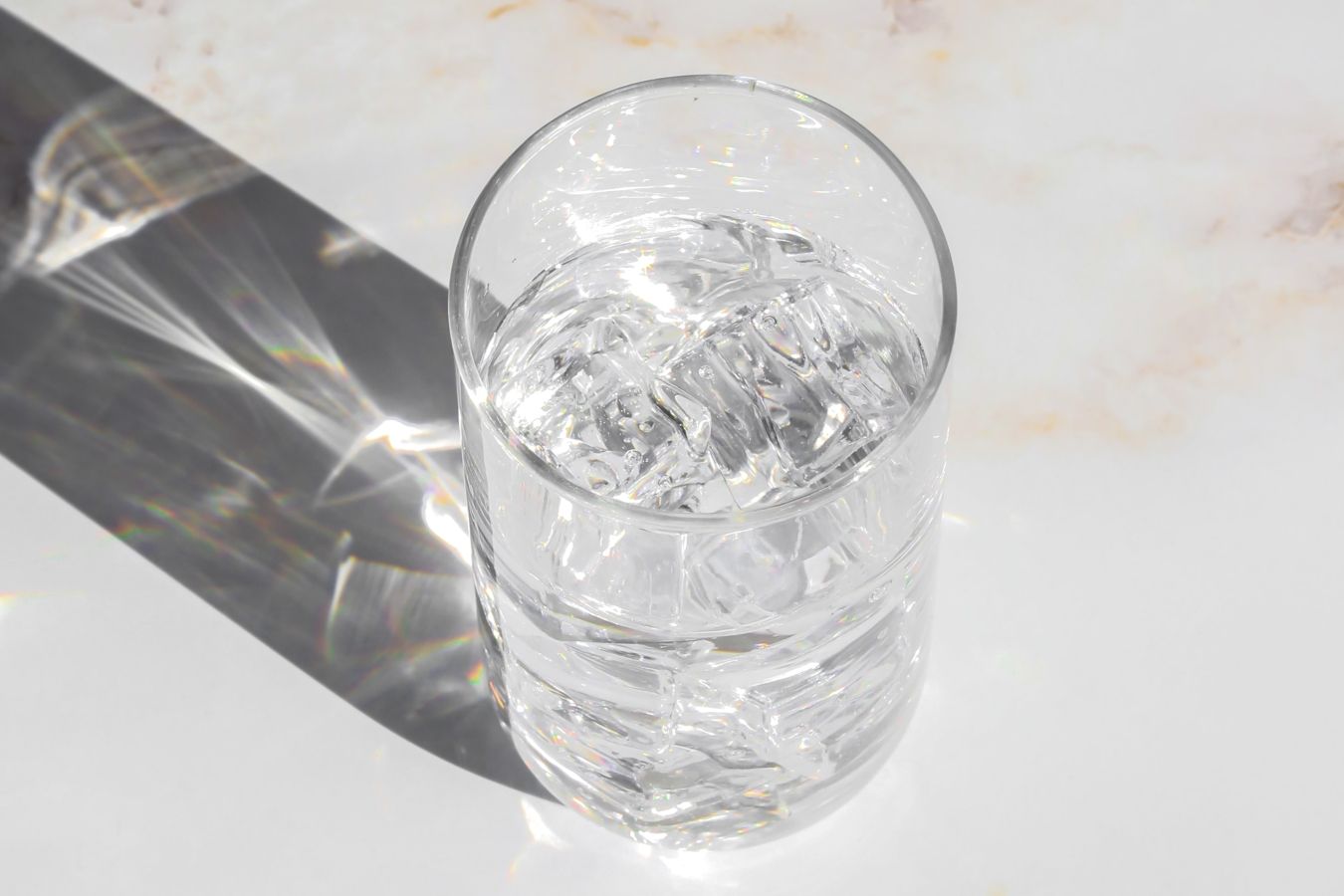Польза воды натощак - зачем выпивать стакан воды утром
