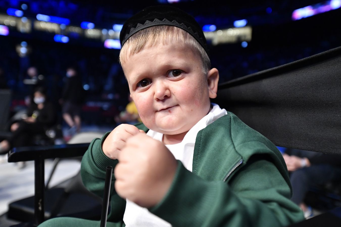 Дядя Дана Уайт и UFC, дайте мне съесть эту курицу Конора. Хасбик ответил Макгрегору