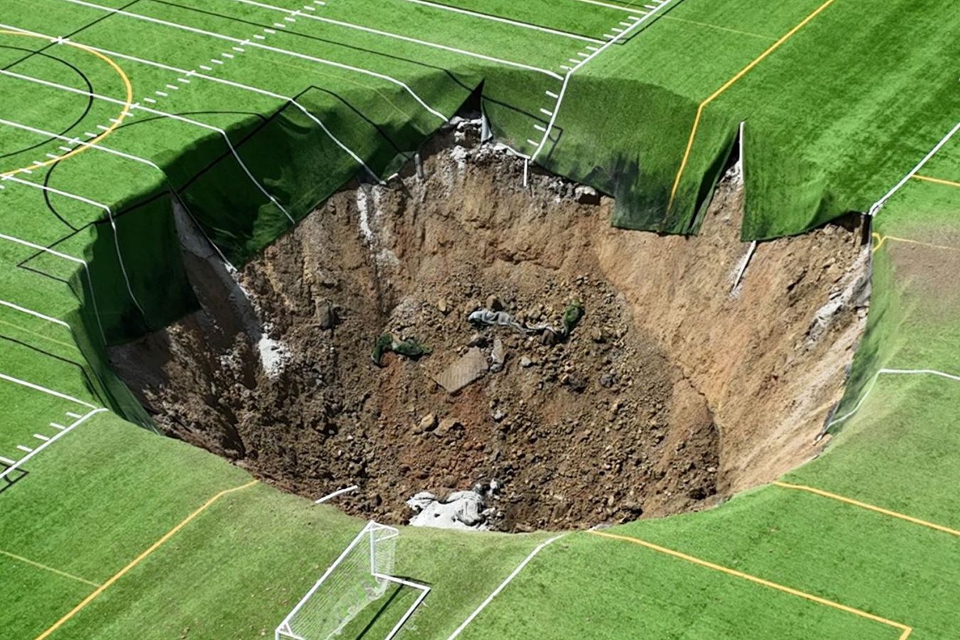 В США футбольное поле провалилось под землю, образовав 30-метровую воронку