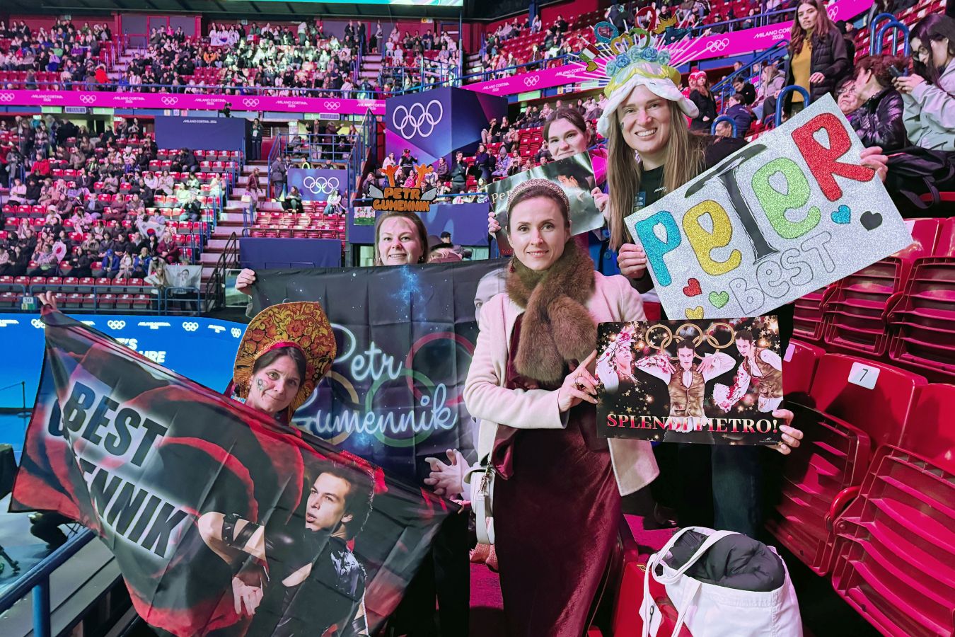 Фото: группа поддержки Петра Гуменника на Олимпиаде-2026 в Италии