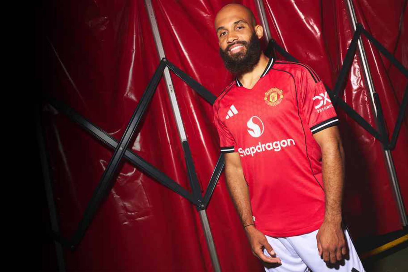 Форвард МЮ Кунья: Мбемо привносит в команду много энергии, он классный парень!