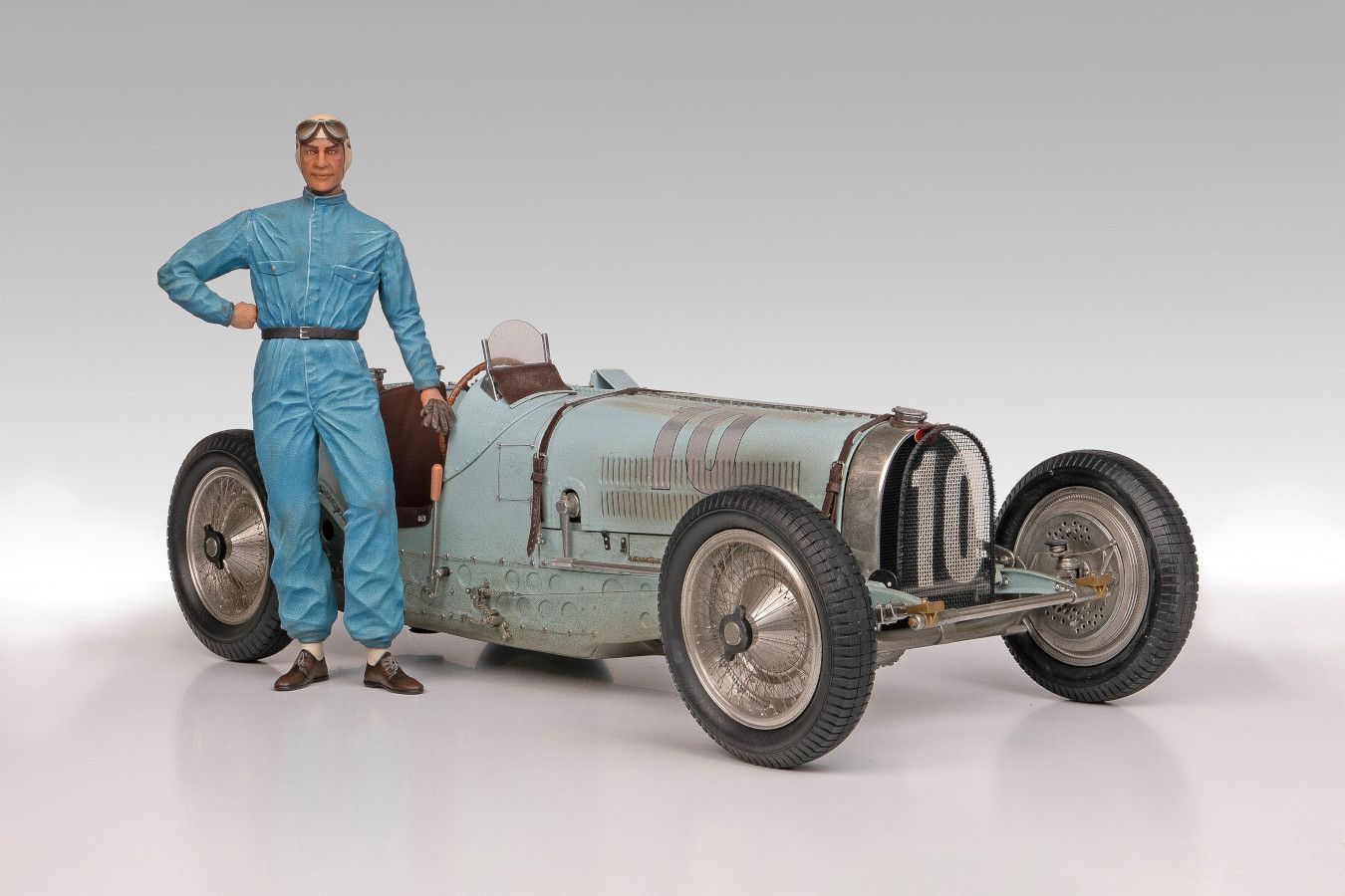 Представлена игрушечная модель гоночной Bugatti 1935 года. Она стоит более $ 20 тыс.