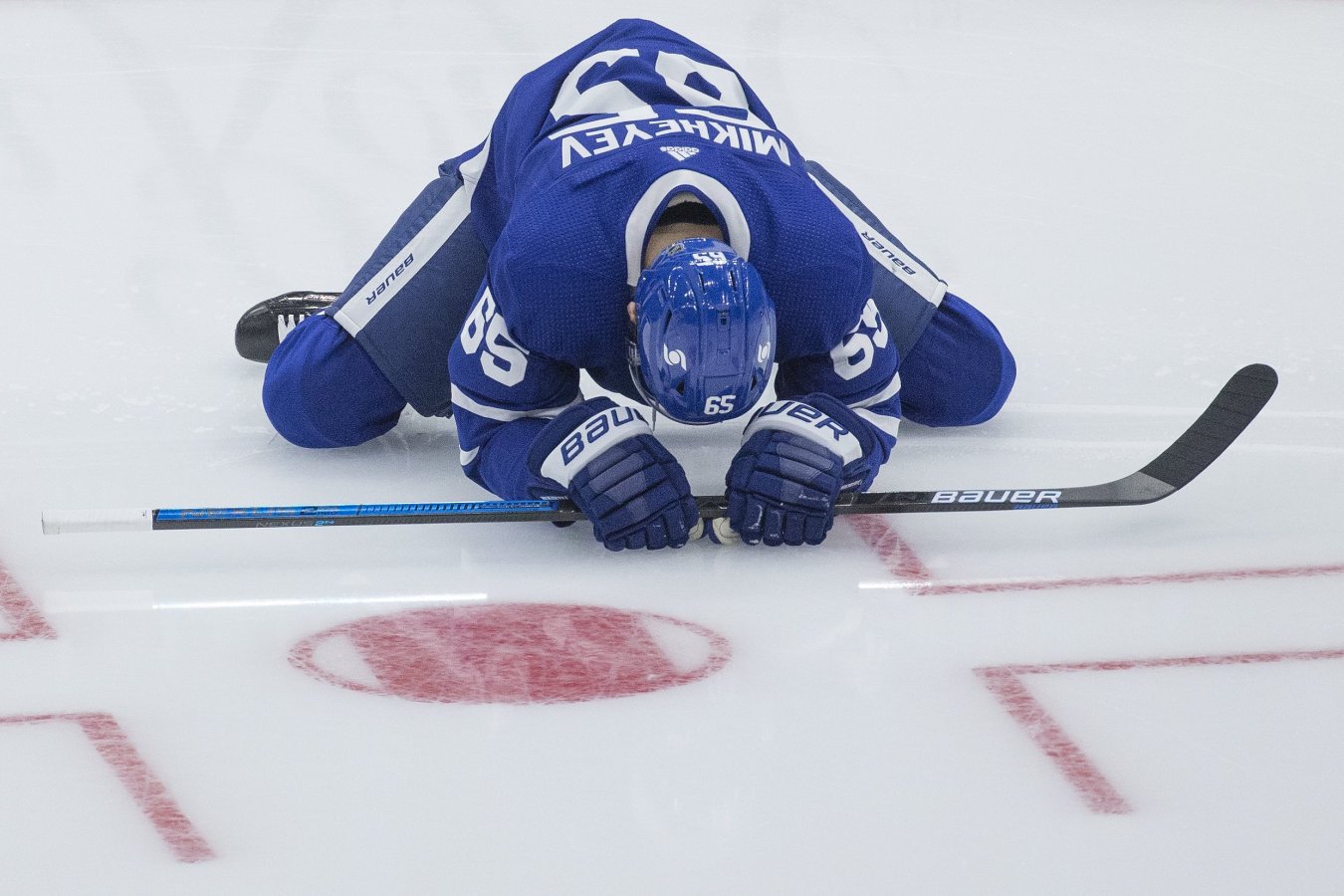 Ещё одна травма россиянина в НХЛ. Михеев неуклюже упал и, кажется, выбыл надолго