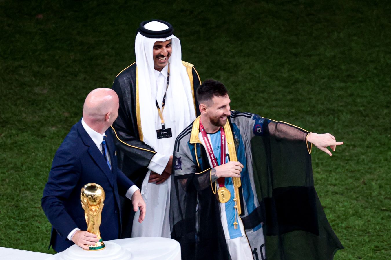 Аргентинские фанаты в Катаре массово покупают себе арабские накидки, как у Месси