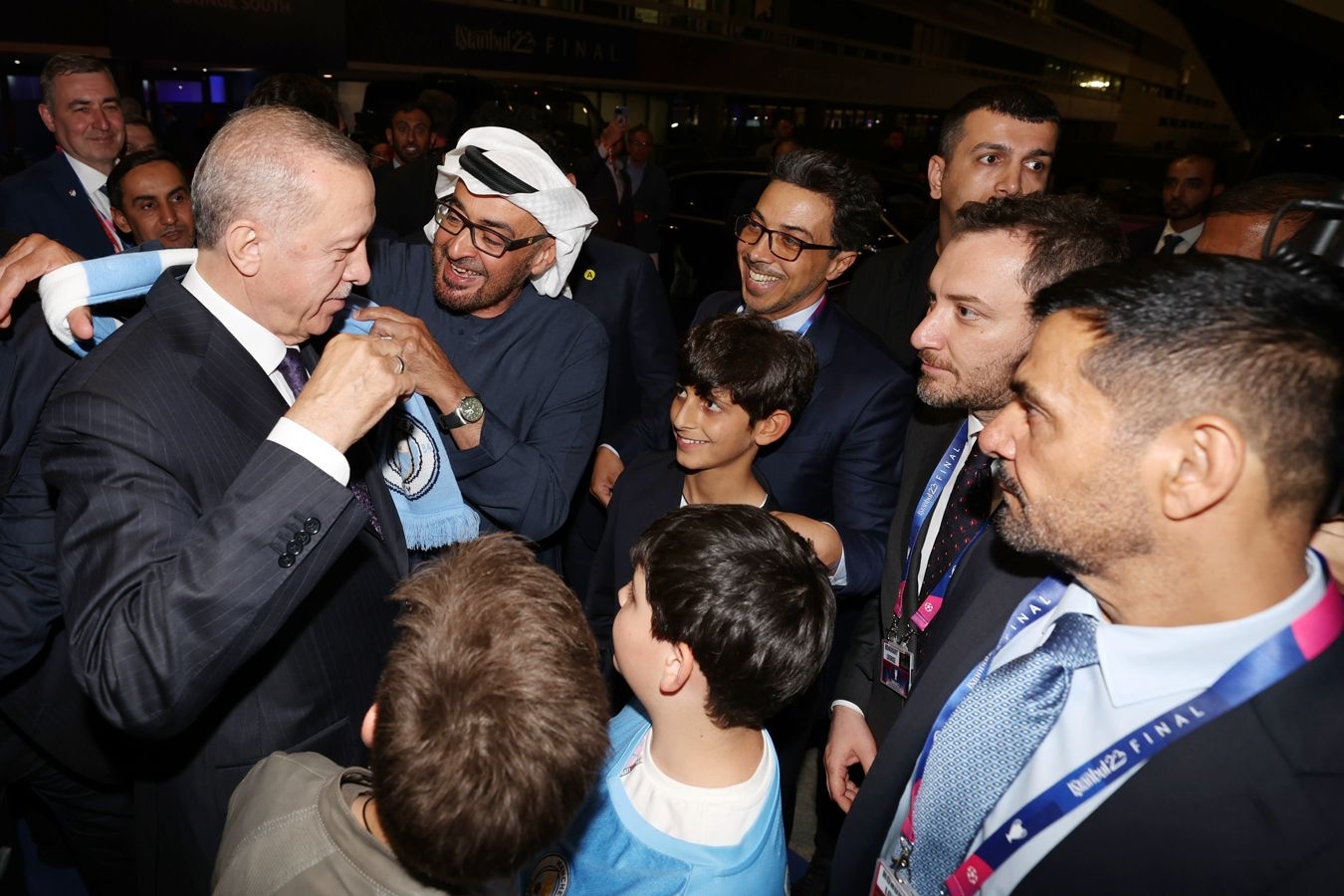 Президент ОАЭ вручил Эрдогану шарф «Манчестер Сити» после финала Лиги чемпионов