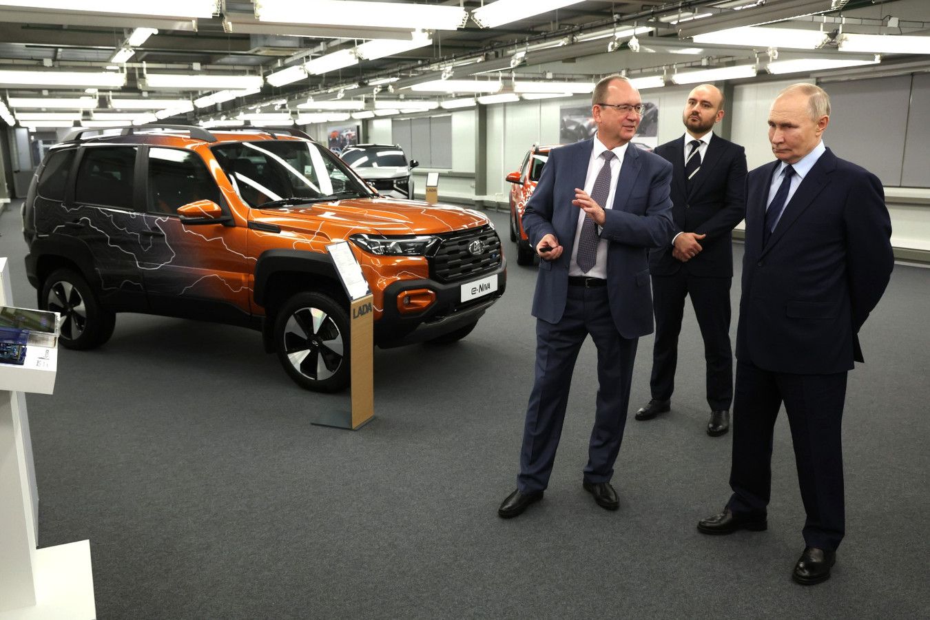 Владимиру Путину показали макеты двух новых кроссоверов «АвтоВАЗа»