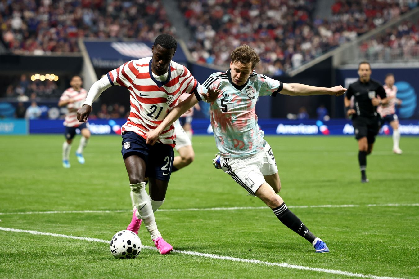 Матч США и Бельгии: цветовая симметрия футболок привлекла внимание